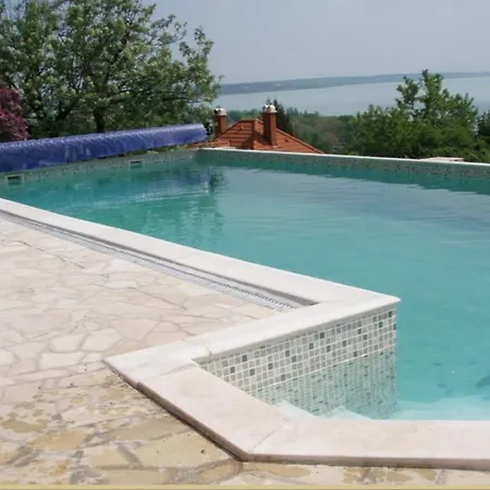 Balatonalmadi, Matyas Kiraly Nyaralo شقة *